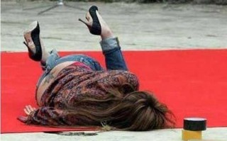 国外恶搞美女摔伤视频，国外恶搞美女摔伤视频大全