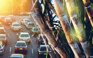 国外恶搞路人打水枪视频，国外恶搞路人搞笑视频